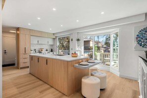 冰箱、微波炉、烤箱、炉灶