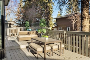 Outdoor dining - Close to All You Need, Underrated Area, King Bed (Calgary)