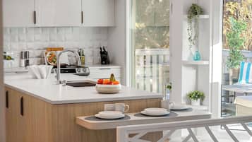 Kjøleskap, mikrobølgeovn, ovn og kokeplater