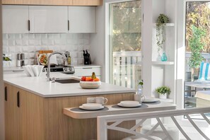 Fridge, microwave, oven, stovetop - Close to All You Need, Underrated Area, King Bed (Calgary)