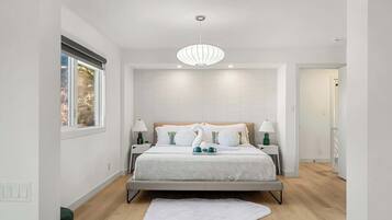 Escritorio, tabla de planchar con plancha, cuna de viaje y wifi