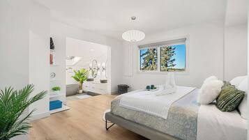 Schreibtisch, Bügeleisen/Bügelbrett, Reisekinderbett, WLAN