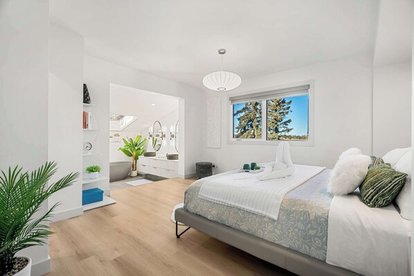 5 habitaciones, escritorio y tabla de planchar con plancha
