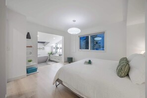 Bureau, fer et planche à repasser, lit parapluie, Wi-Fi