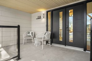 Terrace/patio - Close to All You Need, Underrated Area, King Bed (Calgary)