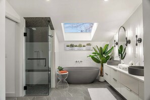Shower, hair dryer, towels, shampoo - Close to All You Need, Underrated Area, King Bed (Calgary)