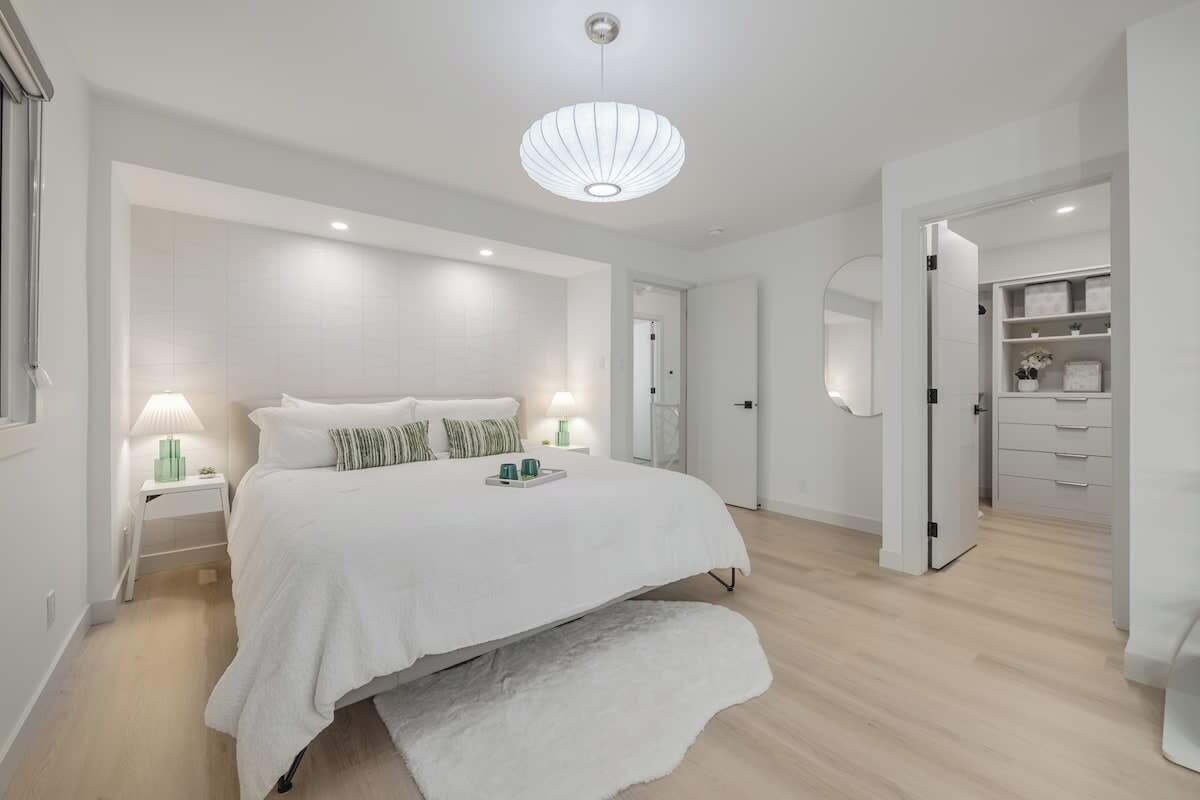 Bureau, fer et planche à repasser, lit parapluie, Wi-Fi