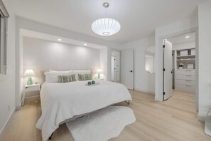 Bureau, fer et planche à repasser, lit parapluie, Wi-Fi