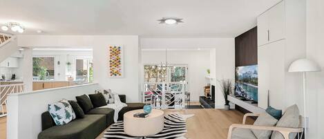 Télévision, cheminée, espaces bureaux