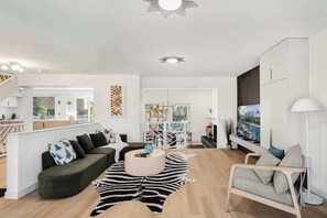 电视、壁炉、办公室