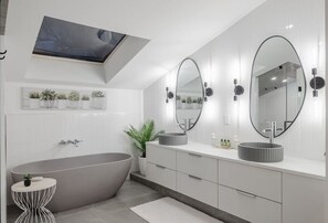 Douche, sèche-cheveux, serviettes fournies