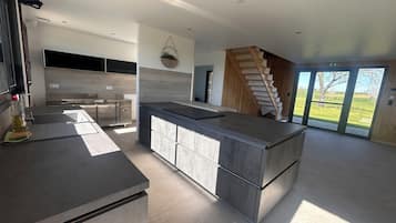 Geladeira, micro-ondas, fogão, cooktop