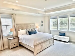 Tabla de planchar con plancha, internet y ropa de cama 