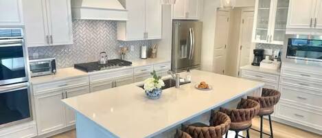 Micro-ondes, four, plaque de cuisson, lave-vaisselle