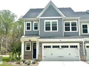 Exterior - Spacious 3 Bedroom Open-Concept Townhouse (Frankford)