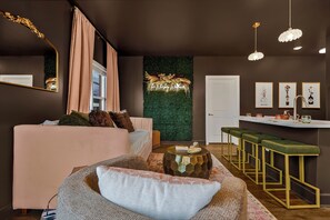 Interior - The Whiskey Wildflower, Downtown Nashville Luxe Stay + Walk to Broadway (Nashville)