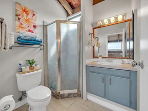 Shower, hair dryer, towels, soap - Kona Retreat • Ocean View, Pool & Walk to Beach (Kailua-Kona)