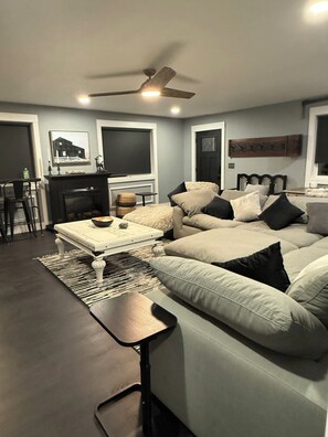 Smart TV, fireplace, books, printers - Newly renovated Ashton Farmhouse on Cave  Falls HWY. Near Yellowstone Nat. Park (Ashton)