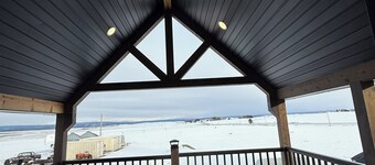 Newly renovated Ashton Farmhouse on Cave  Falls HWY. Near Yellowstone Nat. Park
