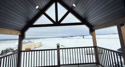 Newly renovated Ashton Farmhouse on Cave Falls HWY. Near Yellowstone Nat. Park