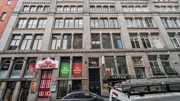 A multi-story building with commercial establishments on the ground floor, including a restaurant named "The Spice City." - Host Stay Apartment 3 Stanley Street (Liverpool)
