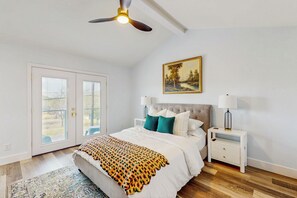 3 bedrooms, desk, iron/ironing board, travel cot - Modern Living in Texas! Home 2 Blocks to Lake LBJ (Granite Shoals)
