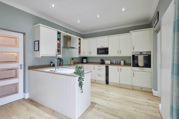 House | 3 bedrooms, desk