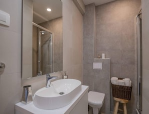 Casa | Banheiro | Chuveiro, secador de cabelo