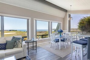 Living area - Bodega Bay Hideaway (Bodega Bay)