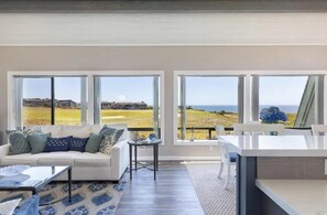 Living area - Bodega Bay Hideaway (Bodega Bay)