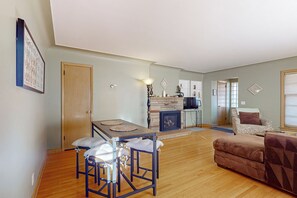 TV, fireplace, DVD player - Close to Lake Harriet! Walkable Gem Near Shopping (Minneapolis)