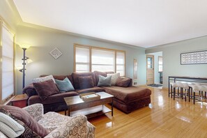 TV, fireplace, DVD player - Close to Lake Harriet! Walkable Gem Near Shopping (Minneapolis)