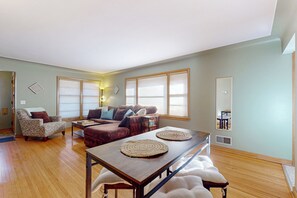 TV, fireplace, DVD player - Close to Lake Harriet! Walkable Gem Near Shopping (Minneapolis)