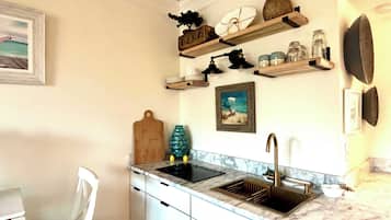 Kylskåp, mikrovågsugn, spishäll och kaffe- och tebryggare