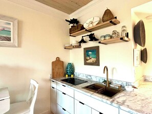 Frigorifero, microonde, piano cottura, macchina per tè/caffè