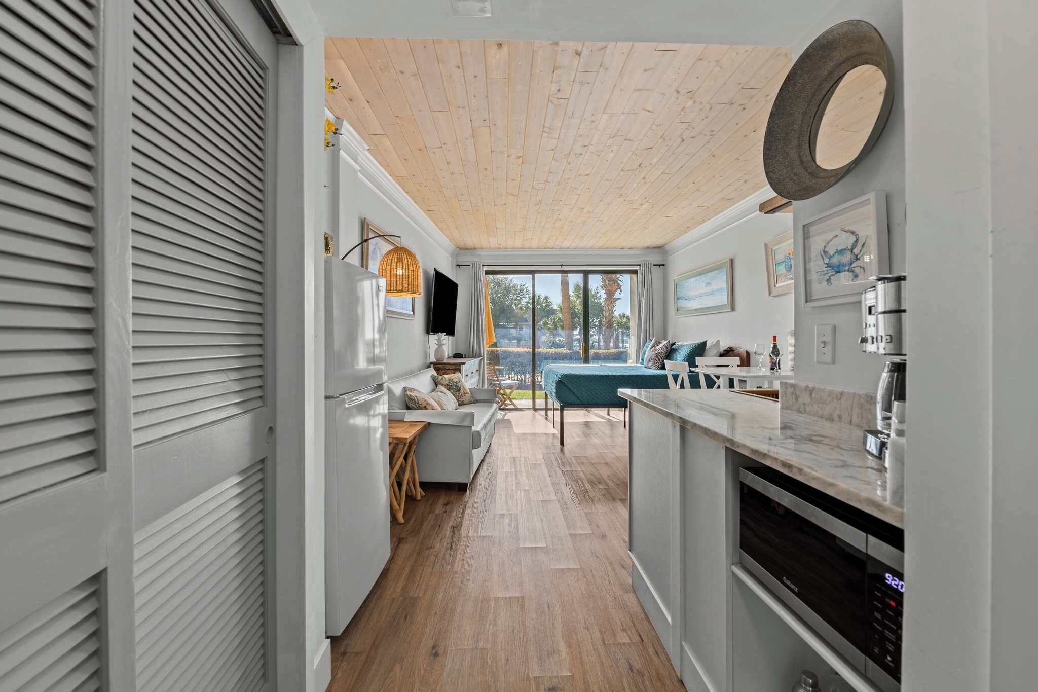 Televisión y oficina 