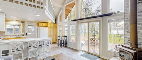 Una televisión, una chimenea