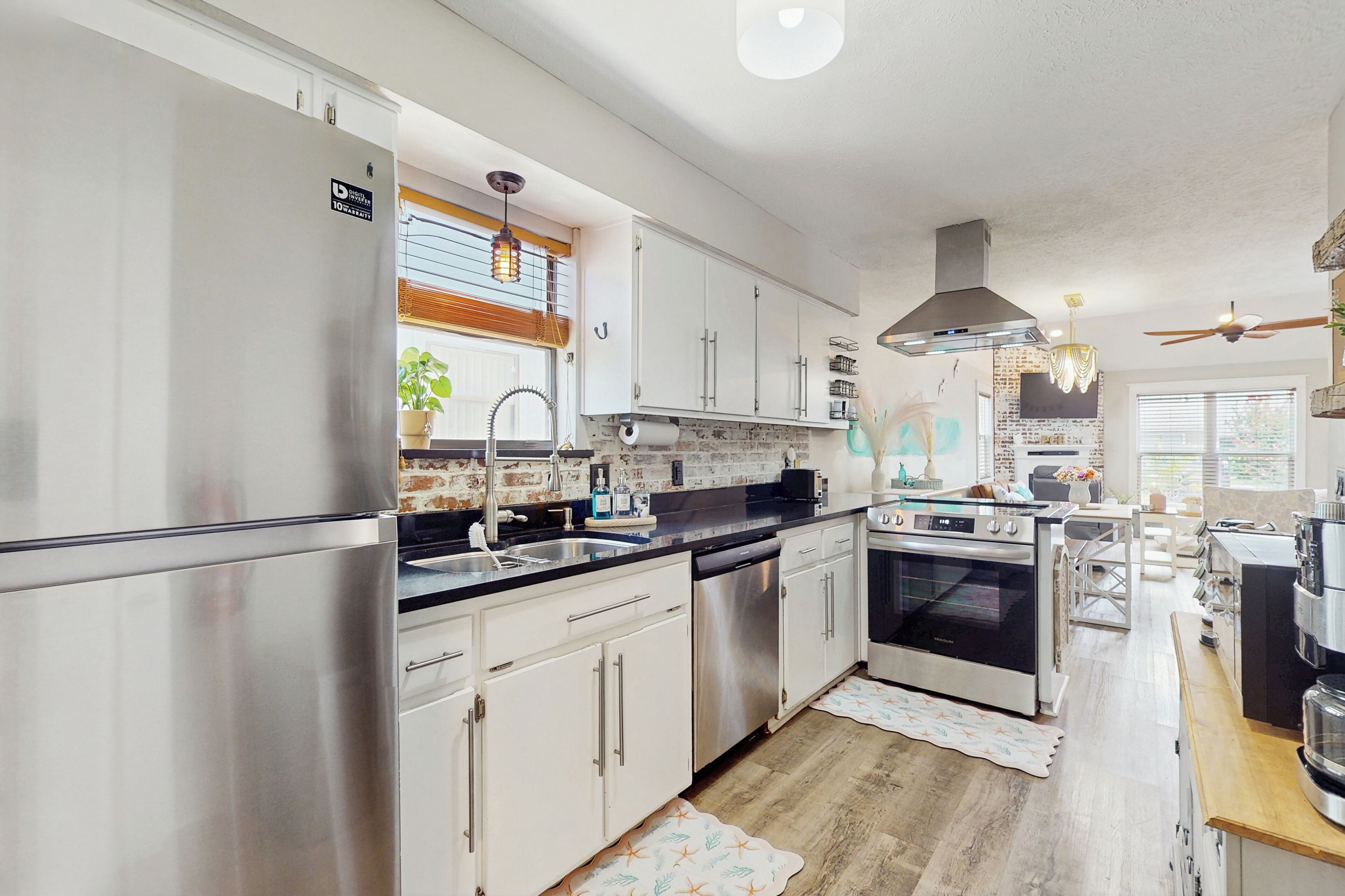 Réfrigérateur, micro-ondes, plaque de cuisson, lave-vaisselle