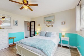 3 bedrooms, travel cot, Internet, bed sheets - 7 Mi to Beach! Panama City Getaway w/ Patio (Panama City)