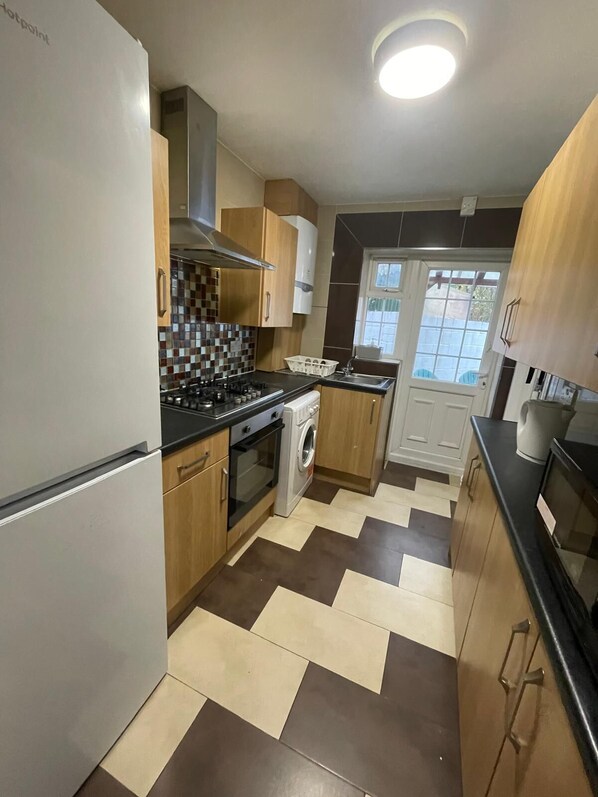 Private kitchen - THE ROYAL LODGE by LONDON SLEEP 10 (Hayes)