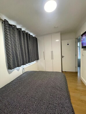 Tabla de planchar con plancha, acceso a internet y ropa de cama 