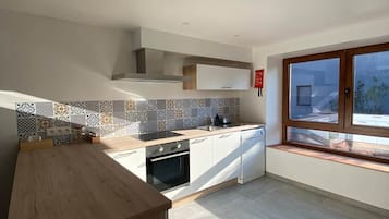 Een koelkast, een microgolfoven, een oven, een vaatwasser