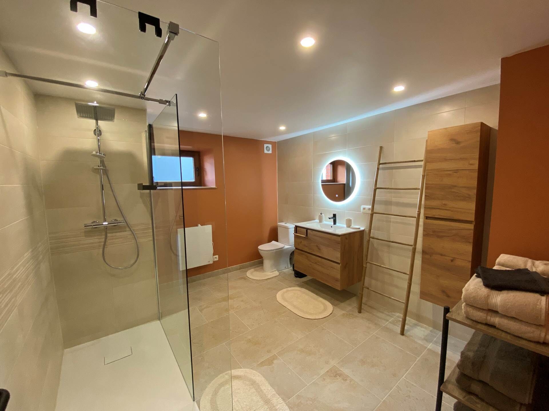 Douche, sèche-cheveux, serviettes fournies, papier toilette