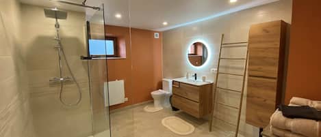 Douche, sèche-cheveux, serviettes fournies, papier toilette