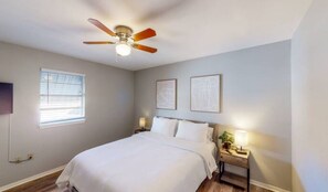 Room - Cozy 3-bedroom home - 12 min to downtown - Fenced yard and fire pit (Waco)