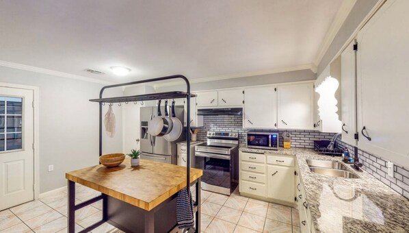 Private kitchen - Cozy 3-bedroom home - 12 min to downtown - Fenced yard and fire pit (Waco)