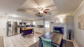 Private kitchen - Cozy 3-bedroom home - 12 min to downtown - Fenced yard and fire pit (Waco)