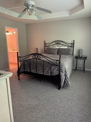 3 habitaciones, tabla de planchar con plancha, wifi y ropa de cama 