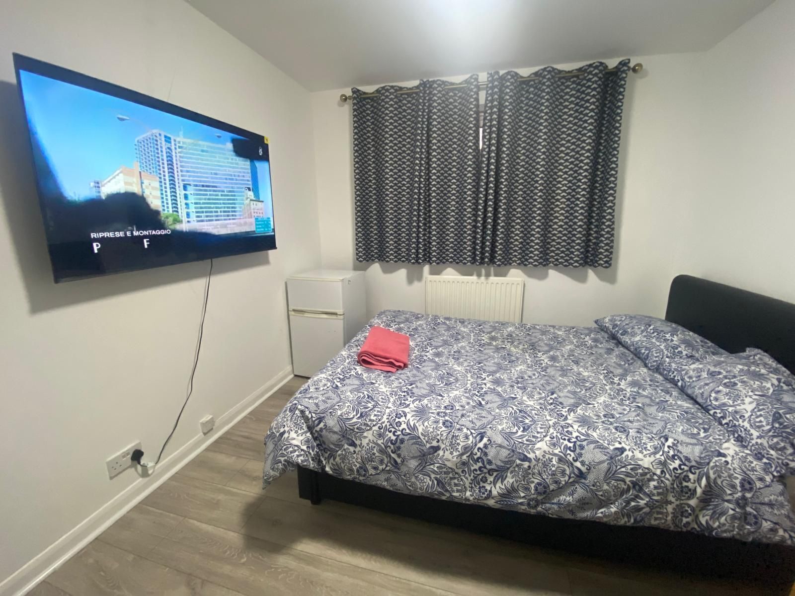 Silitysrauta/-lauta, Wi-Fi, vuodevaatteet