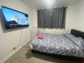 Silitysrauta/-lauta, Wi-Fi, vuodevaatteet